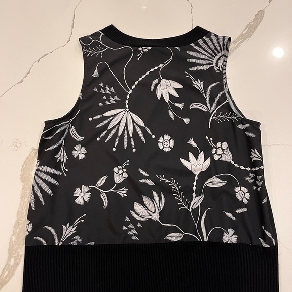 Althleta Sz XS Black Floral Print Ribbed Shell Zephyr Tank Top Black UPF 50+ - Picture 3 of 8